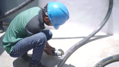 Vista-De-Perfil-De-Trabajadores-Cortando-Alambres-Gruesos.