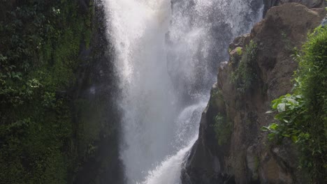 Majestuosa-Cascada-De-Tegenungan-En-La-Isla-De-Bali,-Indonesia