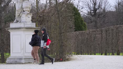 Pareja-Bien-Vestida-Paseando-Por-El-Parque-Del-Palacio-De-Schönbrunn