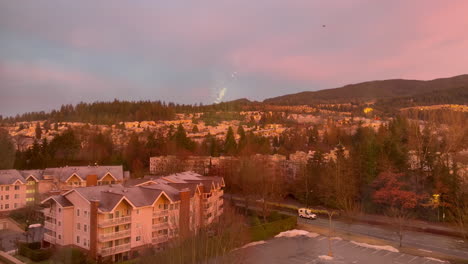 Sonnenuntergang-Blick-Auf-Den-Verkehrsfluss-Der-Stadt,-Luftaufnahme-In-Coquitlam