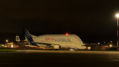 Saint-Nazaire,-Avión-Internacional-Beluga-Airbus-En-La-Noche-En-Francia