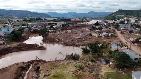 Acumulación-De-Agua-De-Inundaciones-En-áreas-Urbanas-Bajas,-Edificios-Destruidos