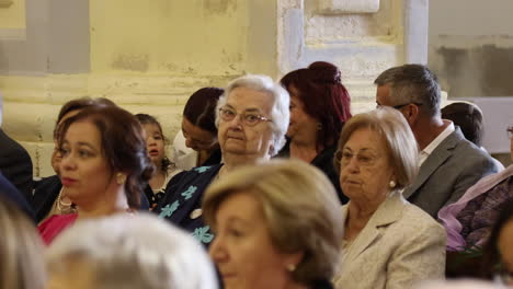 Personas-Que-Asisten-A-Una-Ceremonia-De-Comunión-Española-En-Zaragoza,-España.