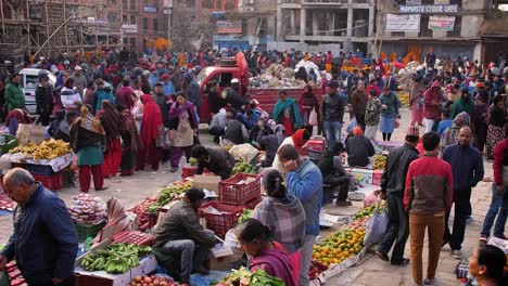 Toma-Elevada-De-Un-Concurrido-Mercado-En-Una-Plaza-De-La-Ciudad,-Bhaktapur,-Valle-De-Katmandú,-Nepal