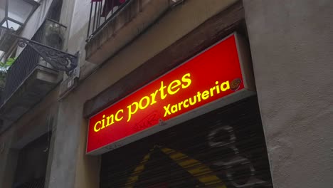 Entrada-Con-Tablero-LED-De-Entrada-Al-Bar-Del-Restaurante-De-Tapas,-Cerrado-Durante-El-Almuerzo.