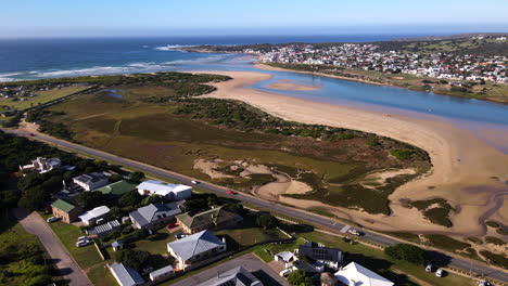 Luftaufnahme-über-Stilbaai-Ost-Mit-Panoramablick-über-Die-Mündung-Des-Goukou-Ästuars-Und-Die-Westseite-Der-Beliebten-Küstenstadt-Im-Westkap-In-Südafrika