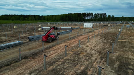 Vista-Aérea-Siguiendo-Una-Máquina-Que-Transporta-Material-En-El-Sitio-De-Construcción-De-Un-Parque-Solar.