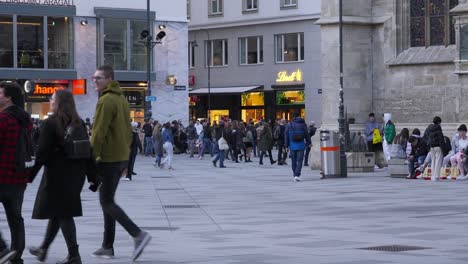 Vienna-city-center-near-the-main-square-of-the-city,-Stephansplatz,-with-very-busy-streets