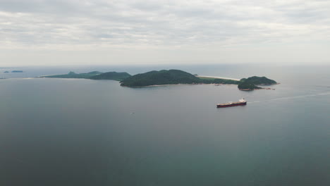 Buque-De-Carga-Navegando-En-La-Bahía-De-Paranagua-Frente-A-La-Costa-De-Ilha-Do-Mel,-Paraná,-Brasil