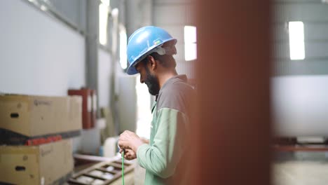 Trabajadores-Que-Trabajan-Dentro-De-La-Industria-Textil-En-Pakistán-En-Trabajos-Eléctricos