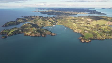 Panoramablick-Auf-Matiatia-Bay,-Waiheke-Island-In-Auckland,-Neuseeland---Drohnenaufnahme