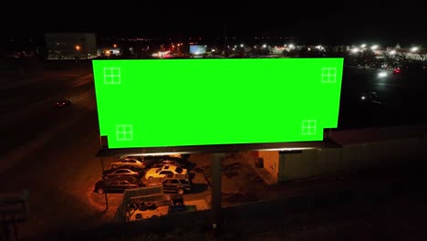 Greenscreen-Platzhalter-Auf-Einer-Großen-Plakatwand-In-Einer-Beleuchteten-Stadt---CGI-Rendering
