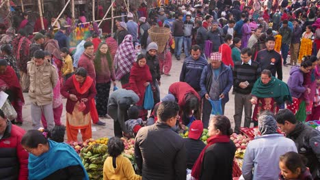 Erhöhte-Aufnahme-Von-Einem-Belebten-Markt-Auf-Einem-Stadtplatz,-Bhaktapur,-Kathmandutal,-Nepal