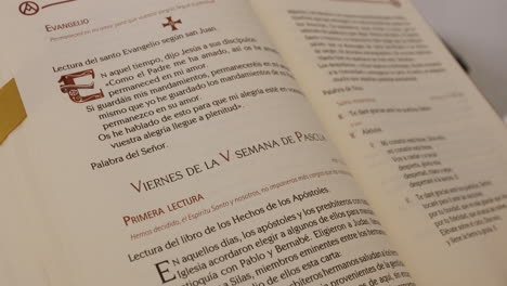 Eine-Nahaufnahme-Eines-Liturgischen-Buches,-Das-In-Der-Katholischen-Kirche-In-Saragossa,-Spanien-Verwendet-Wird