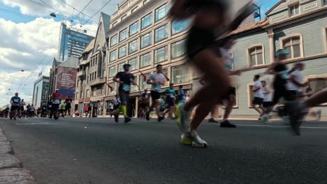 19.-Mai-2024,-Rimi-Riga-Marathon-Lettland:-Zeitraffer-Der-Marathonläufermenge-über-10-Km-Distanz,-Vorderansicht