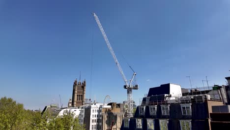 Baukran-überragt-Millbank-über-Der-Neubebauung-In-Westminster-An-Einem-Sonnigen-Morgen-Mit-Blauem-Himmel