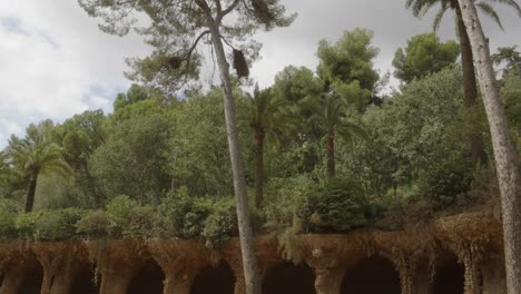 Escénico-Artecultural-Pathway-Of-Pórtico-De-La-Lavandera-En-El-Parque-Güell,-Barcelona,-Tourist-Attraction