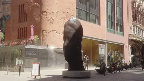 Statische-Aufnahme-Der-Skulptur-Carmela-Im-Stadtzentrum-Von-Barcelona