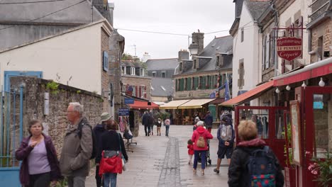 Gente-En-La-Calle-Peatonal-De-Concarneau,-Bretaña,-Francia,-Antigua-Ciudad-Amurallada,-Cámara-Lenta