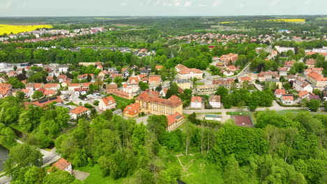 Altes-Lizdbark-Schloss-In-Einer-Kleinen-Polnischen-Stadt-Während-Der-Frühlingssaison