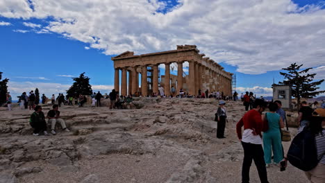 Vistas-De-La-Acrópolis-De-Atenas-Y-Su-Monumento-Con-Turistas-En-Grecia,-Europa