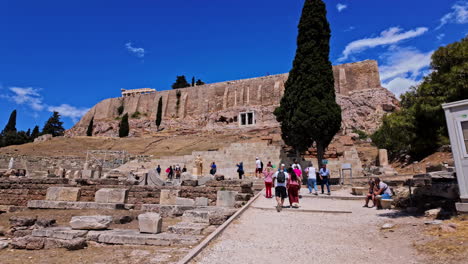 Turistas-Que-Visitan-Restos-De-Antiguos-Monumentos-Griegos-En-La-Acrópolis-De-Atenas-En-Grecia.