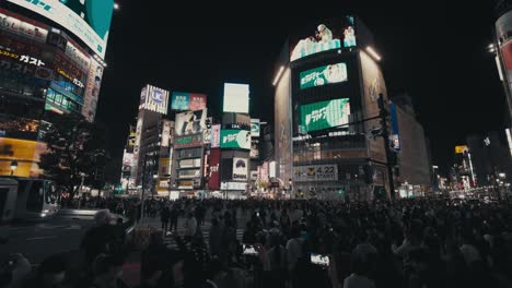 Pedestrian-Crossing-In-Shibuya-At-Nighttime-In-Japan---Wide-Shot