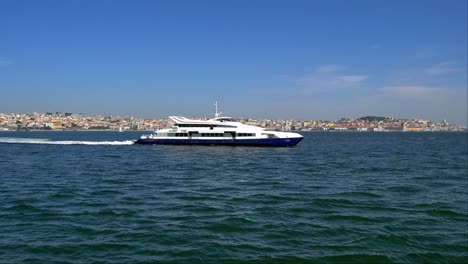 Die-Linienfähre-Ist-Auf-Dem-Weg-Nach-Cacilhas-Am-Tejo,-Mit-Einem-Atemberaubenden-Blick-Auf-Die-Innenstadt-Von-Lissabon-Im-Hintergrund-An-Einem-Sonnigen-Tag-In-Portugal