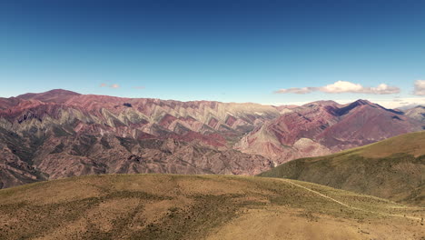 Erleben-Sie-Die-Atemberaubende-Schönheit-Der-Lebhaften-Bergkette-Des-Hornocal-In-Jujuy,-Argentinien,-Mit-Dieser-Beeindruckenden-Drohnenaufnahme