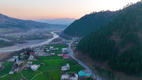 Vista-Aérea-Del-Amanecer-Sobre-La-Ciudad-De-Balakot-En-El-Distrito-De-Mansehra,-Pakistán