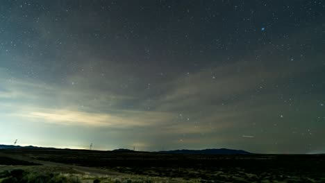 Las-Estrellas-Cruzan-El-Cielo-Sobre-El-Desierto-Del-Oeste-De-Utah-A-Lo-Largo-De-Un-Camino-Rural---Lapso-De-Tiempo