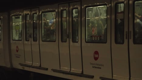 Metro-cabin-filled-with-pedestrians-leaving-the-metro-station-in-Barcelona,-Spain