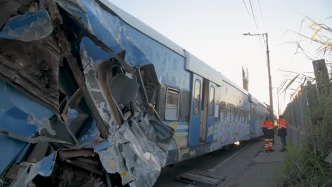 Toma-Panorámica-Cercana-De-Un-Vagón-De-Tren-Demolido-Después-De-Una-Colisión,-Argentina