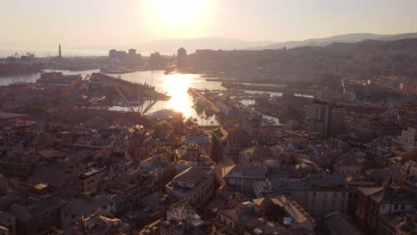 El-Centro-Histórico-De-Génova-Al-Atardecer-Con-Reflejos-Del-Sol-En-El-Agua,-Vista-Aérea