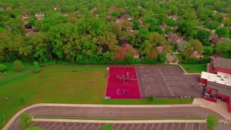 Una-Perspectiva-Aérea-Muestra-Una-Escuela-En-Arlington-Heights,-Illinois,-EE.-UU.,-Con-Un-Terreno-Deportivo-Visible-En-Su-Patio,-Lo-Que-Personifica-La-Importancia-De-La-Educación-Y-El-Crecimiento-De-La-Comunidad.