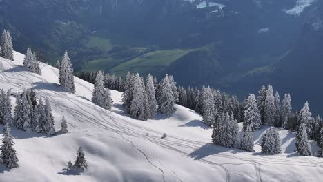 Drohne-Fliegt-über-Majestätische-Berge-Und-Bedeckt-Schnee-Und-Stadt-In-Der-Nähe-Von-Bergen-In-Glarus,-Schweiz