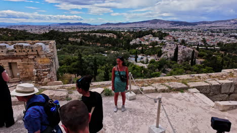 Mujer-Turista-En-Los-Destinos-Turísticos-En-El-Templo-Del-Partenón-En-Atenas,-Grecia