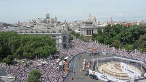 Schwenkansicht-Von-Tausenden-Von-Real-Madrid-Fans,-Die-Sich-Auf-Dem-Cibeles-Platz-Versammeln,-Um-Mit-Den-Spielern-Von-Real-Madrid-Den-36.-Spanischen-Fußball-Meisterschaftstitel,-Den-La-Liga-Pokal,-Zu-Feiern