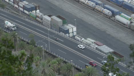 Vista-Panorámica-De-Gran-ángulo-De-La-Autopista-De-Barcelona-Con-Coches-Y-Camiones-Conduciendo