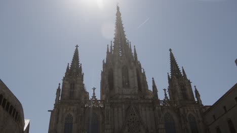 Vista-Frontal-Exterior-De-La-Catedral-De-La-Santa-Cruz-Y-Santa-Eulalia-En-Barcelona