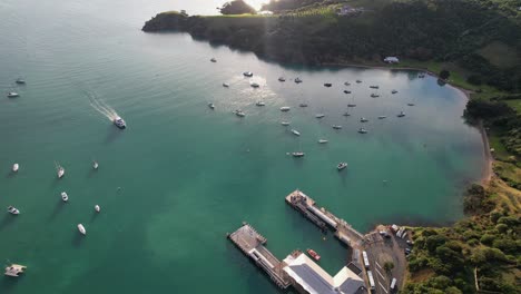 Vista-Aérea-Sobre-El-Muelle-En-La-Bahía-De-Matiatia,-Auckland,-Nueva-Zelanda---Disparo-De-Drone