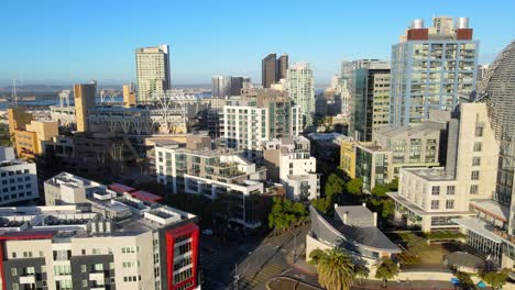San-Diego-Innenstadt-Und-Zentralbibliothek-Gebäude,-Panorama-Luftaufnahme-Aus-Der-Umlaufbahn