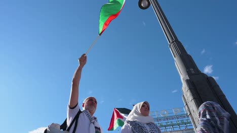 Ein-Demonstrant-Hält-Eine-Palästinensische-Flagge-Während-Einer-Pro-palästinensischen-Demonstration-In-Madrid,-Spanien,-Die-Von-Der-Spanischen-Regierung-Fordert,-Den-Verkauf-Von-Waffen-An-Den-Staat-Israel-Zu-Stoppen