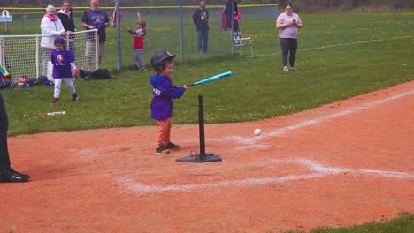 Präsentiert-Seinen-Neuen-T-Ball-Handschuh-In-South-Portland,-Maine