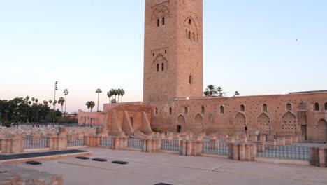 Minarett-Turm-Der-Alten-Koutoubia-Moschee,-Unesco-Weltkulturerbe-In-Marrakesch,-Marokko,-Afrika