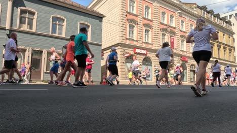 19-De-Mayo-De-2024,-Maratón-De-Rimi-Riga-Letonia:-Corredores-De-Maratón-Se-Agolpan-A-10-Km-De-Distancia-Vista-Frontal