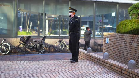 Oficial-De-Policía-Le-Grita-A-Un-Skater-Por-Patinar-En-Japón