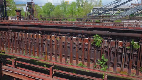 Nahaufnahme-Der-Alten-Völklinger-Eisenhüttenindustrie-In-Saarbrücken,-Deutschland-Während-Des-Tages