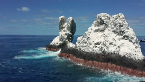 Insel-Roca-Partida-Im-Mexikanischen-Pazifik,-Umgeben-Von-Tauchbooten,-Luftbogen