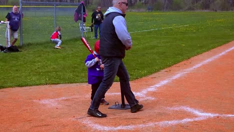 Junge-Steht-An-Der-Platte-Für-Das-Erste-T-Ball-Training-In-Portland,-Maine